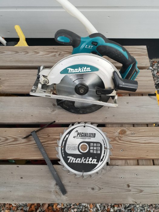 Makita 18V LXT battericirkelsåg med utsugsadapter, sidoanhåll, och ny 24t klinga, utan batteri och laddare.