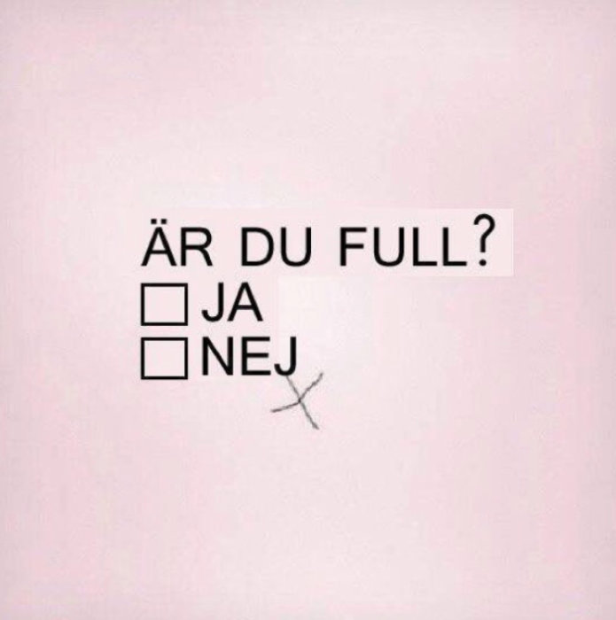 Enkät med frågan "ÄR DU FULL?" med två svarsalternativ, "JA" och "NEJ", där "NEJ" är förkryssat utanför rutan.