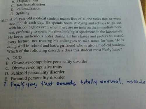 Text från ett test med fråga om psykisk störning och flervalsalternativ, med handskriven kommentar "F*** you, that sounds totally normal, asshole".