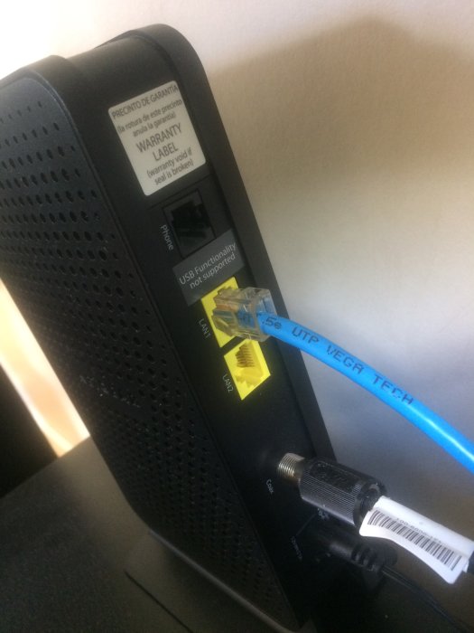 Router med anslutna ethernetkablar och en tom LAN-port.