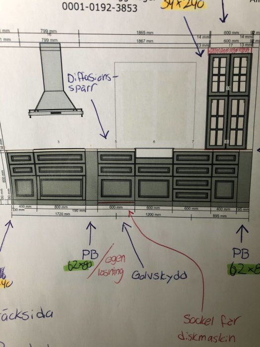 Handritad planritning av kök med måttangivelser och anteckningar om placering och designalternativ.