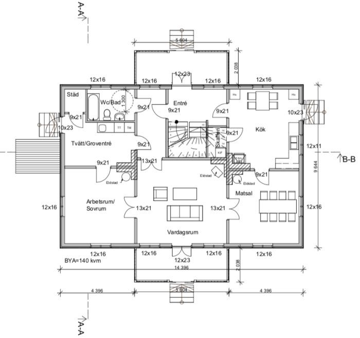 Arkitektritning med planlösning för ett sekelskifteshus inklusive rumsmått och möblering.