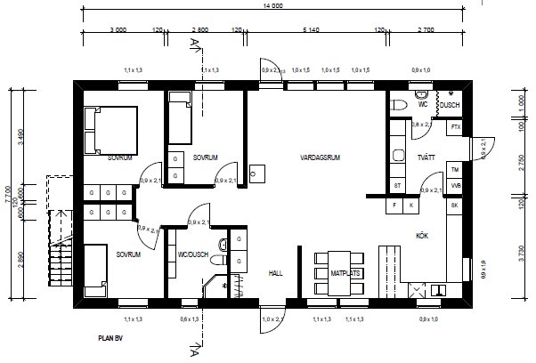 Arkitektritning av en bottenvåning med flera rum och möbler inför en tillbyggnad.