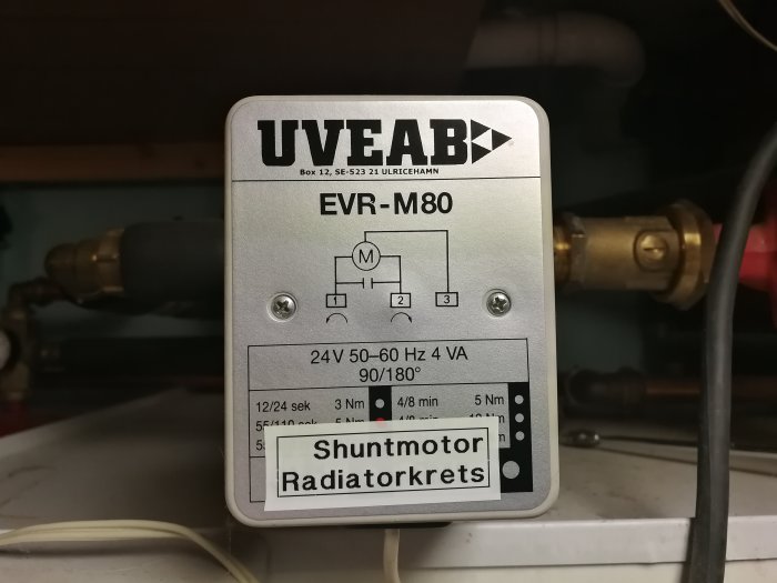 Cirkulationspumpens styrenhet märkt "UVEAB EVR-M80" med tekniska specifikationer, utan synlig av/på-knapp.