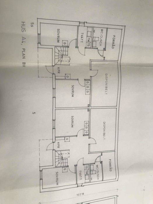 Ritning av övre plan i parhus med markerad vägg mellan kök och vardagsrum.