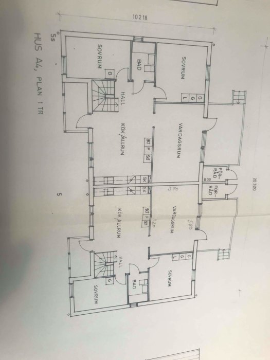 Ritning över ett parhus där övre delen visar kök/allrum bredvid ett vardagsrum.