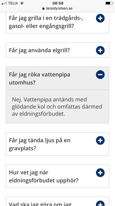 Skärmdump av ett forum med frågan "Får jag röka vattenpipa utomhus?" och svaret om eldningsförbud.