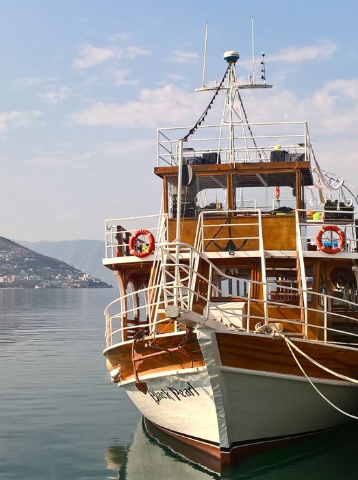 Träfartyg förtöjt vid Adriatiska havet i Albanien, klart väder.