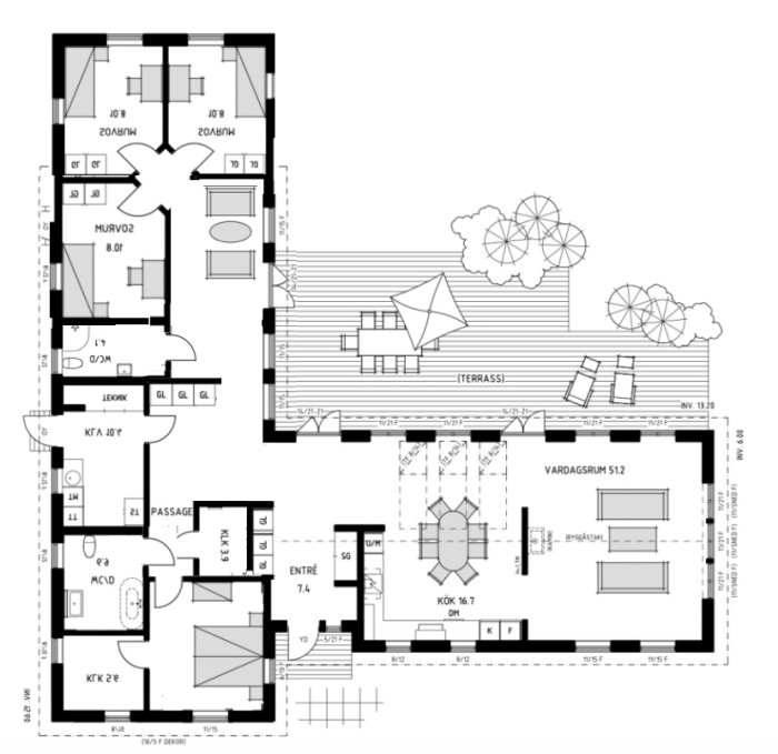 Planritning av Villa Österlen modifierad för att inkludera fyra sovrum och en terrass.