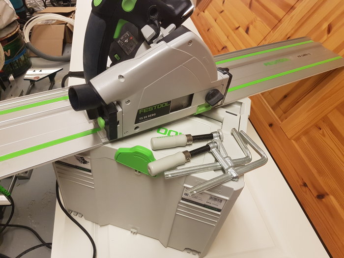 Festool sänksåg med 1400mm skena och tvingar på ett arbetsbord, säljes i nyskick.