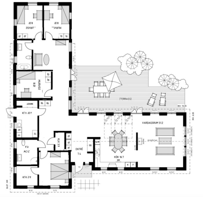 Arkitektritning av en planlösning med ett utvidgat allrum och angivna mått, inklusive kök och terrass.