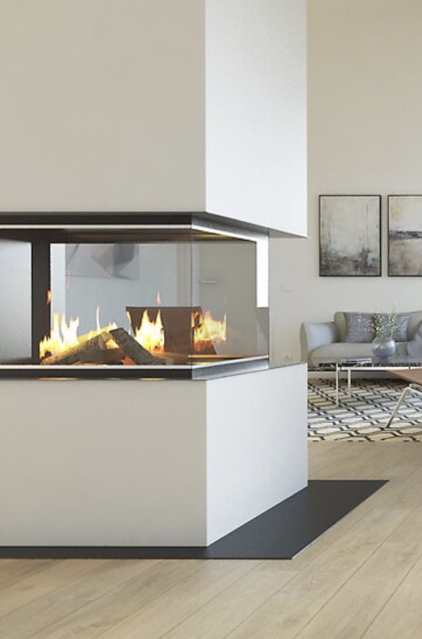 Modern hörnkamin med öppen spis och genomskinliga glasväggar i ett modernt vardagsrum.