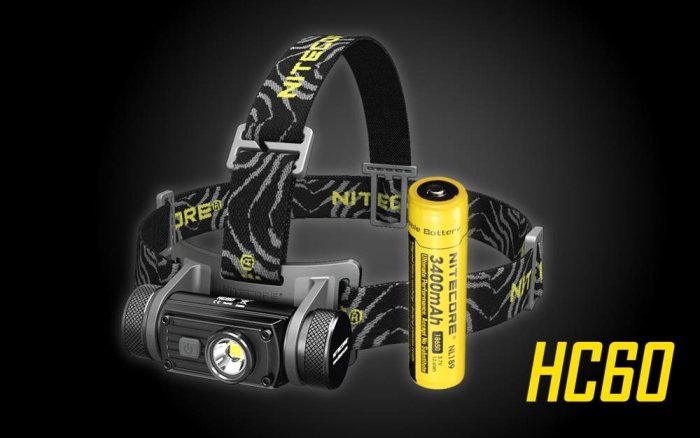 Nitecore HC60 pannlampa med uppaddningsbart batteri på mörk bakgrund.