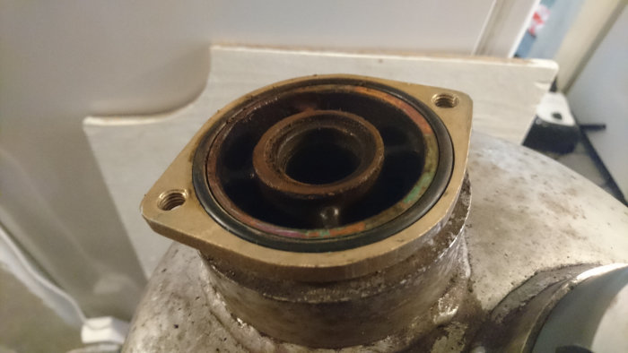 Rengjort ventilhus av vattenfilter med synliga nya packningar och distanser.