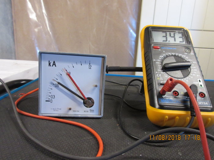 Ammeter och multimeter kopplade till last, visar 0.67 kA respektive 3.4 A.