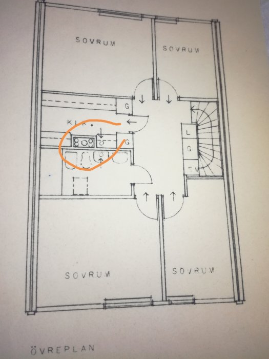 Äldre arkitektonisk ritning av en husplan som visar sovrum och kök, markerat område i köket.