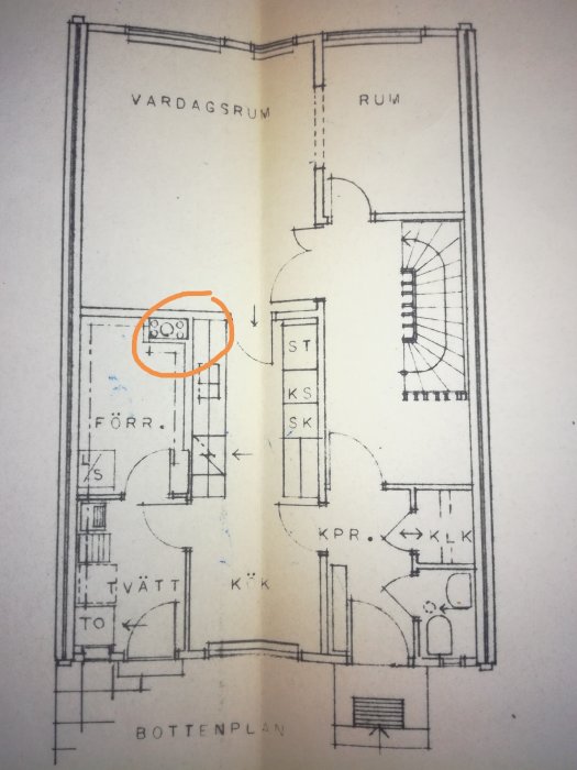 Äldre arkitektonisk ritning av ett hus bottenplan med markerade rum som vardagsrum och kök.