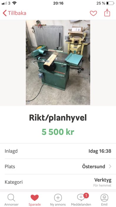 Grön RPH330 rikt/planhyvel i en verkstad med priset 5500 kr affischerat under.