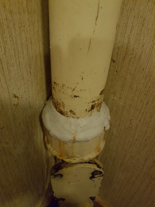 Avloppsrör med rörkitt applicerat på skarven för att täta läckage.