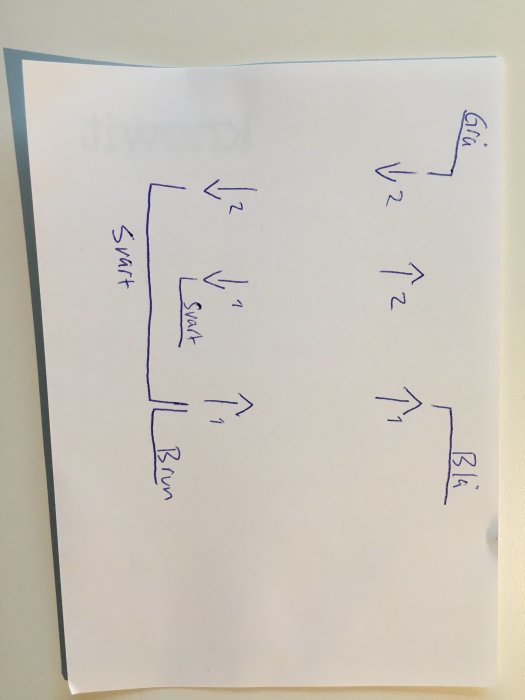 Handritad skiss som visar en elektrisk kopplingsplan på ett vitt papper.