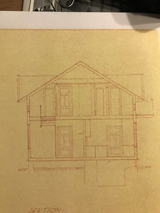 Ritning av hussektion som visar föreslagen placering för badrum och planering för köksutbyggnad.