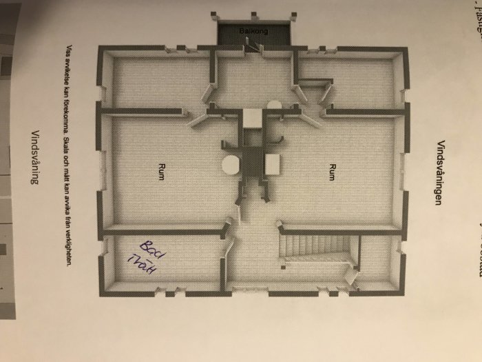 Ritning av husets övervåning med markerad placering för badrum, intillande rum och trappa, med lutande tak indikerat.