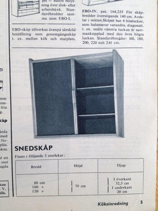 Bild ur katalog från 1962 som visar ett EBO-snedskåp avsett för köksinredning, flankerat av text och tabeller.