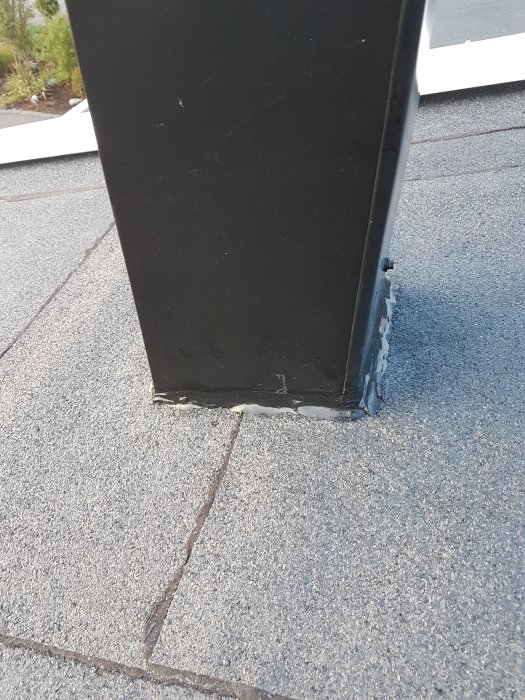 Takpapp vid genomföring som inte är uppvikt men har en massa applicerad runtom.