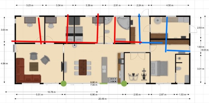 Översiktsplan av ett hus med markerade förslag till ändringar, inkluderar röda och blåa linjer som visualiserar layoutförändringar.