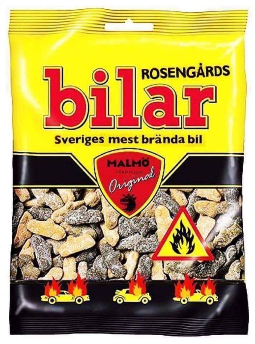 Satiriskt godispaket "Rosengårds bilar" med brinnande bilar och brandvarningssymbol.