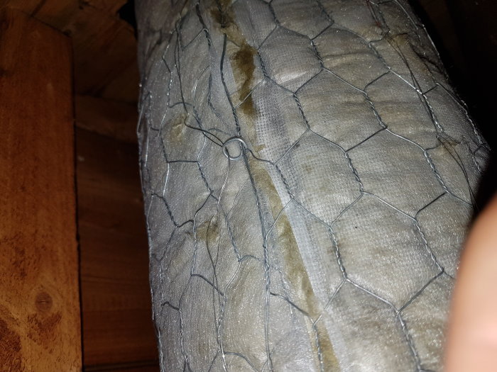 Ventilationsrör med sprucken isoleringsduk och fuktfläckar.