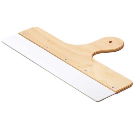 Hård plastspackel med trähandtag för sättning av renoveringstapet.