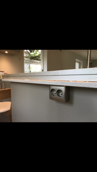 Köksskiva av Silestone som visar glipan mellan stenskivan och köksöns stomme.