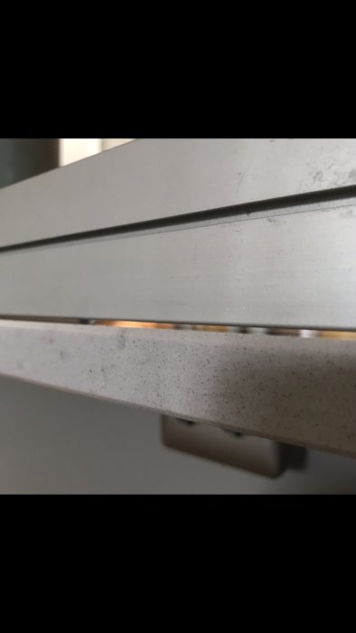 Glipa mellan stenskiva och köksstomme som illustrerar problem med passform i nyinstallerat kök.