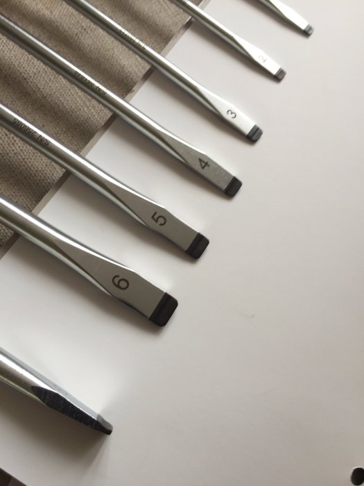 En uppsättning av Swiss tools PB8240 mejslar i olika storlekar, förvarade i en tygverktygshållare.