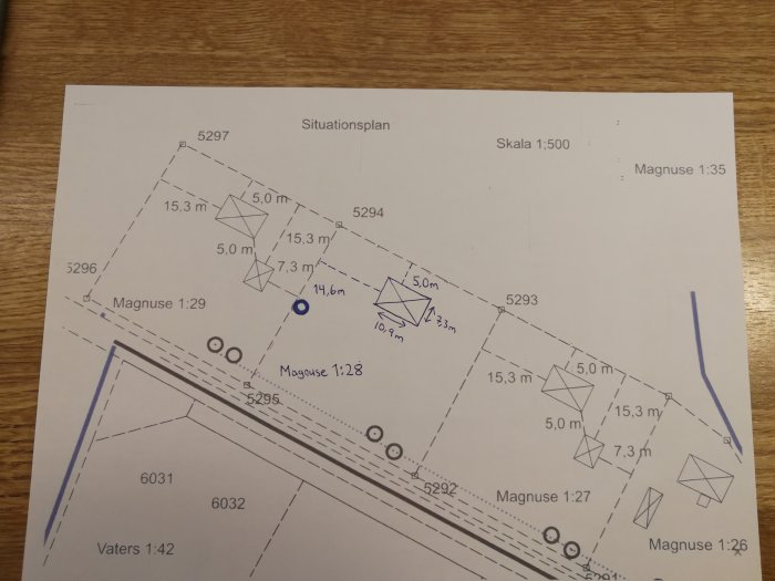 Situationsplan för fastigheten 1:28 med måttangivelser, tomtgränser och symboler för byggnation, utanför detaljplan.