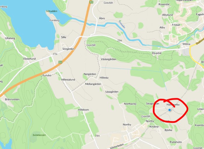 Kartbild över en sjö med omgivande områden, markerat med rött kring Hammarby söderut.