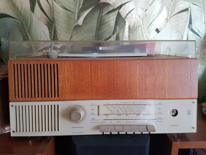 Gammal stereomottagare från 1970-talet med träpanel och vred.