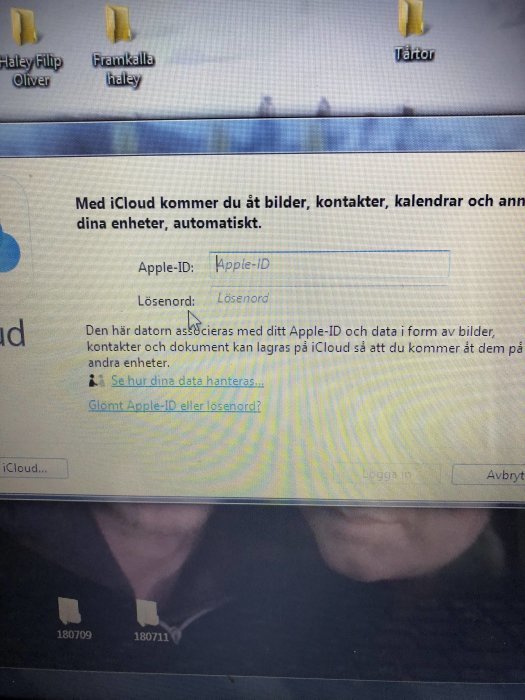 iCloud-inloggningsfönster på datorskärm med fält för Apple-ID och lösenord.