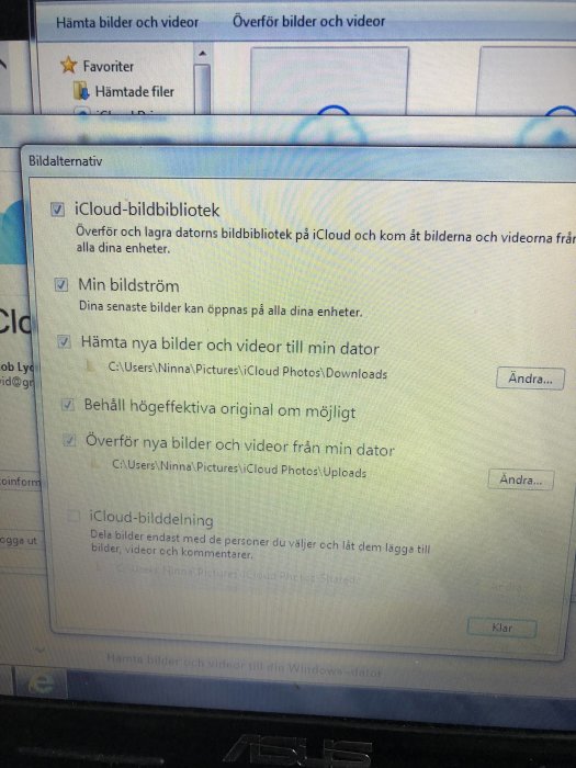 Skärmdump av iClouds bildbiblioteksinställningar på en dator med alternativ för bildsynkronisering markerade.