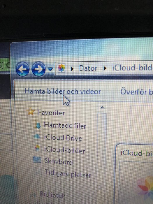 Skärmbild av datorns utforskare med iCloud-bilder mapp markerad och fokus på "Hämta bilder och videor"-knappen.