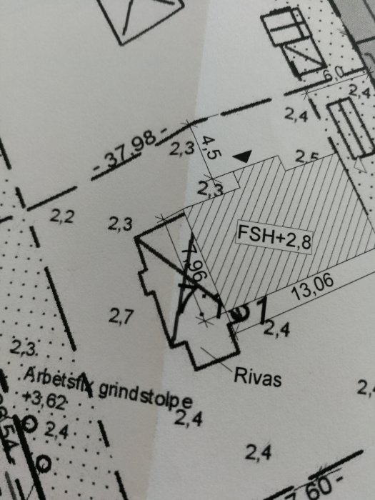 Del av en byggplan med markerad gränslinje mellan gammalt och nytt hus och måttangivelser.