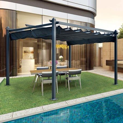 Utemöbler under en mörk pergola vid en pool intill ett modernt hus.