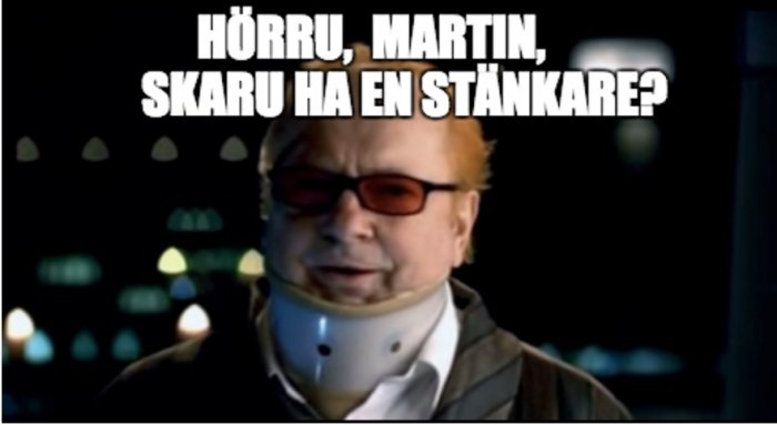 Man med solglasögon och nackkrage framför suddig bakgrund med texten "Hörru, Martin, skaru ha en stänkare?