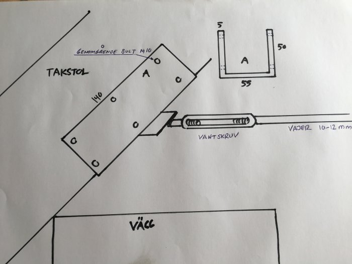 Ritning av takstol med markeringar och mått för genomgående bultar och vajerdragning.