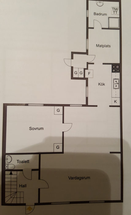 Ritad planlösning av ett hus med sovrum, badrum, kök, matplats och vardagsrum markerade.