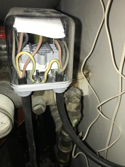 Tryckströmbrytare TBE 3 med synliga ledningar och kopplingar, monterad vid rörinstallation.