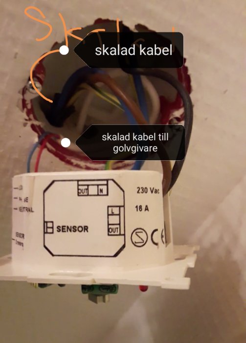 Elektrisk installation med skadade kablar och en termostat, märkningar och textade anvisningar syns.