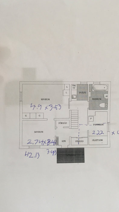 Ritning av källarplan i hus med måttanteckningar för sovrum, badrum och tekniska utrymmen.