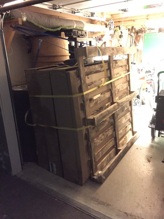 Förpackade takfönster på 350kg bundna på pall i ett garage.